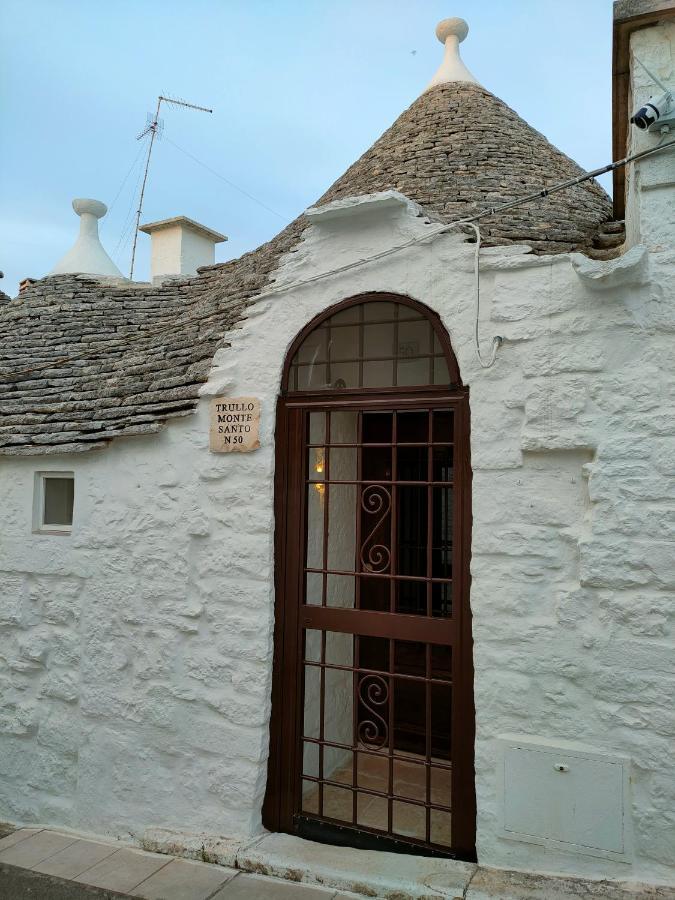 Trullo Monte Santo 50 Acomodação com café da manhã Alberobello Exterior foto